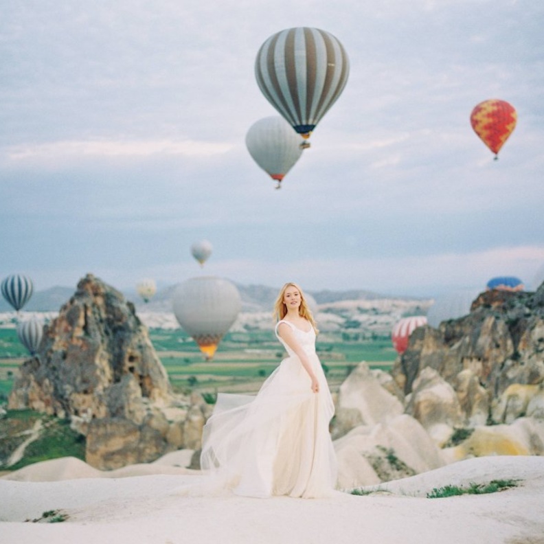 عرسان يحلقون بالحب عاليا