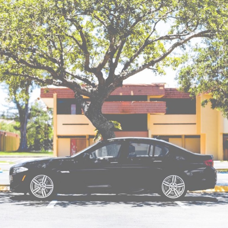 اشياء لا يجب تركها في السيارة تجنبا للمخاطر