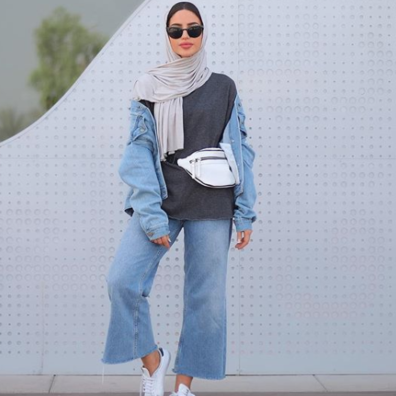 اطلالة كاجوال نسقتها فاطمة حسام في الجينز الرمادي