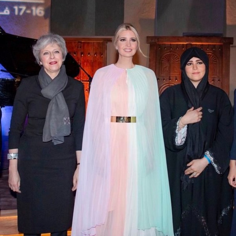 بدت إيفانكا ساحرة بفستان مع الكاب بألوان باستيل ناعمة