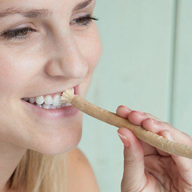  السواك يعمل على تنظيف الأسنا