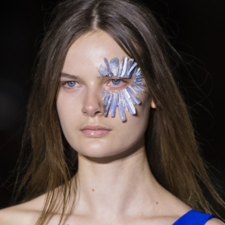 اركي خصل شعر تتناثر لتحصلي على تسريحة شعر طبيعية