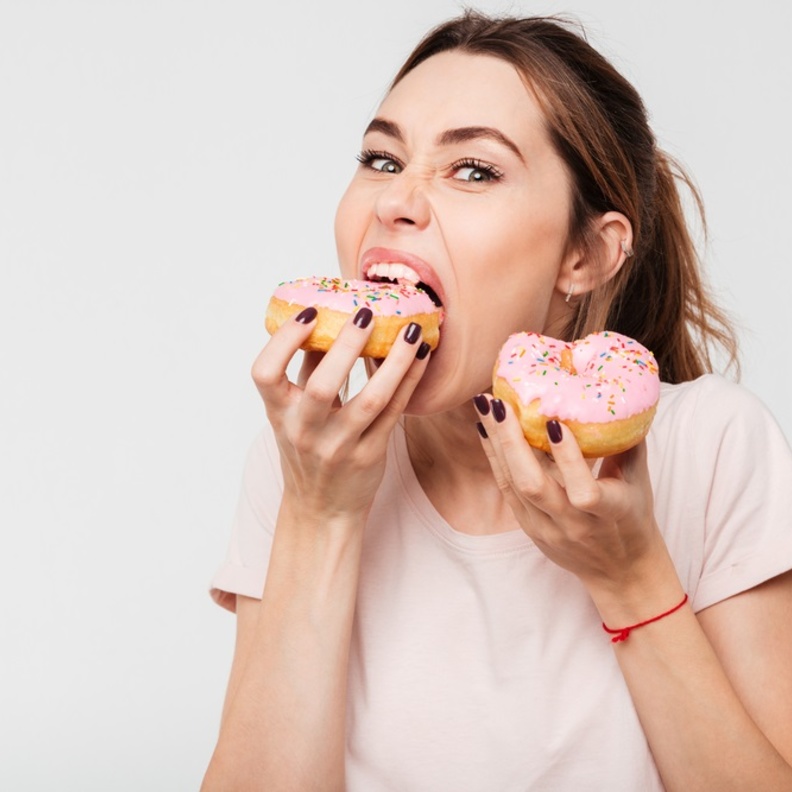 النوم السيء يدفع النساء للشراهة في تناول الطعام