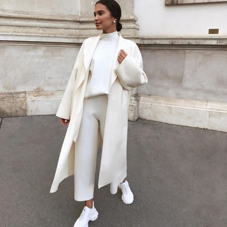 استوحي اطلالاتك العصرية والمواكبة للموضة باللون الأبيض الأنيق