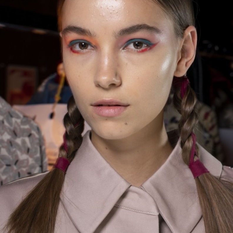 رسمات ايلاينر ملفتة بتدرجات جريئة لربيع 2020 من Antonio Marras