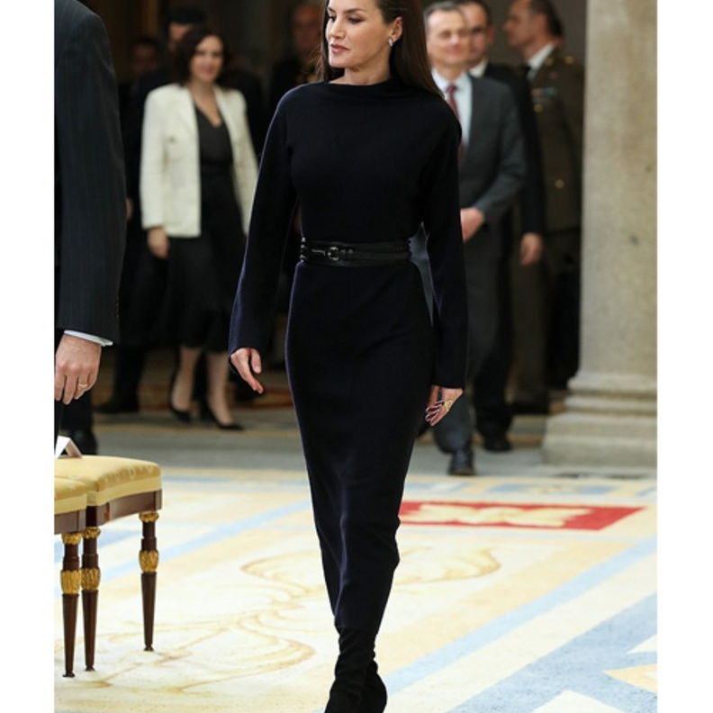 ليتيزيا ملكة إسبانيا أناقة بموضة المعطف الاسود الواسع