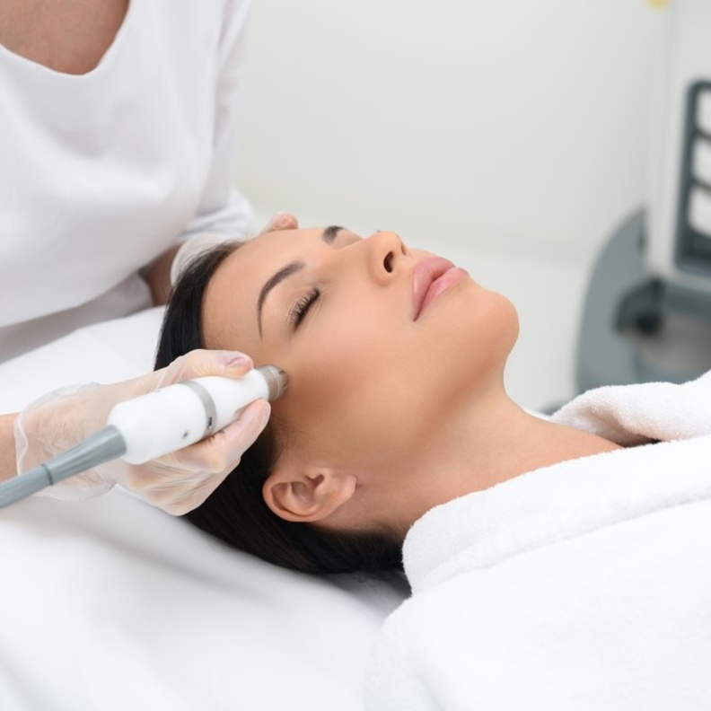 تعرفي على فوائد التقشير الماسي والكريستالي وأهميتهما للحصول على بشرة أكثر توهجاً ونضارة.