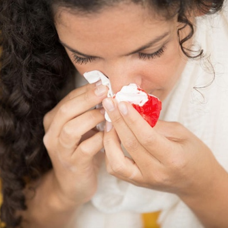  الإنحناء للأمام و ضغط الأنف أول خطوة لإسعاف نزيف الأنف