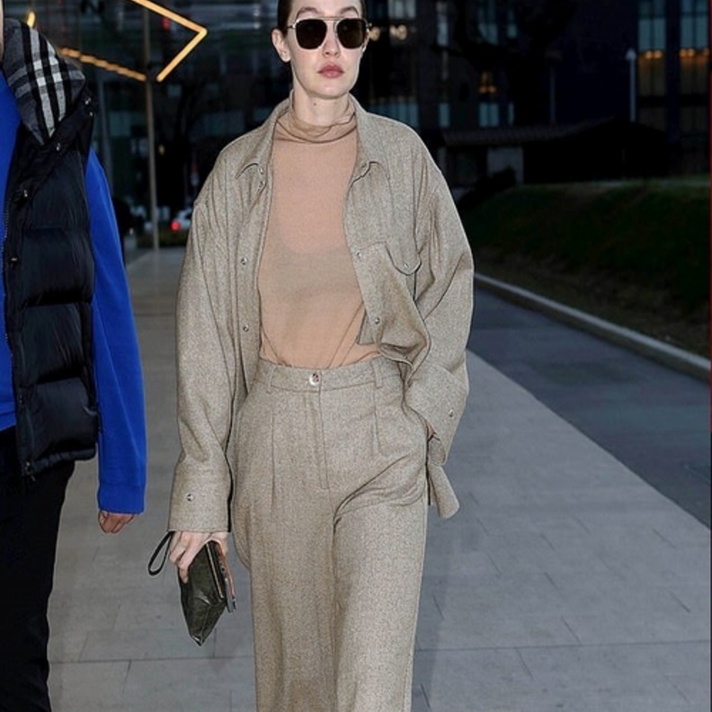 أكملت اللوك بجزمة من نفس لوحة الألوان الحيادية من ماركة Wandler