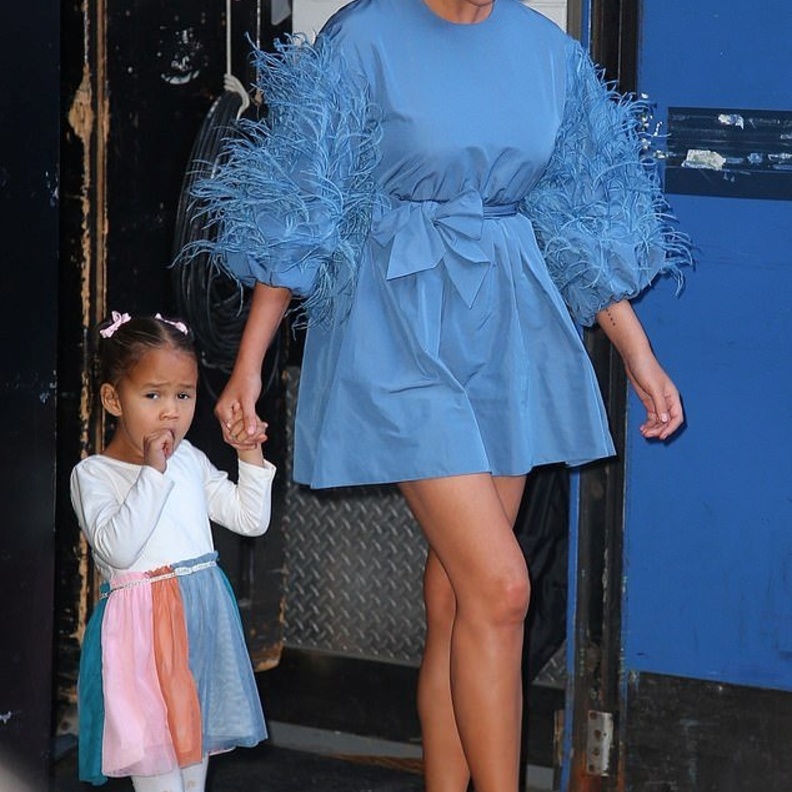 أطلت بفستان قصير تميّز بقماش الدانتيل مع التنورة المزيّنة بالكشاكش من تصميم زهير مراد