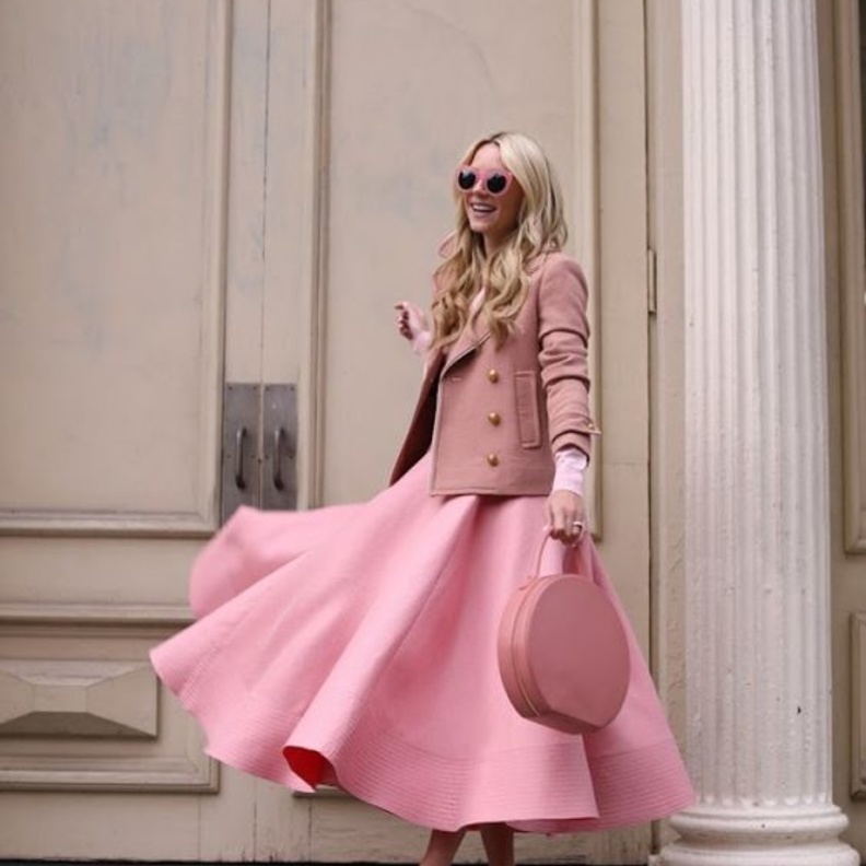 اخطفي الأنظار بتصاميم المعاطف الطويلة بدرجة الزهري بلون الفوشيا الحيوي