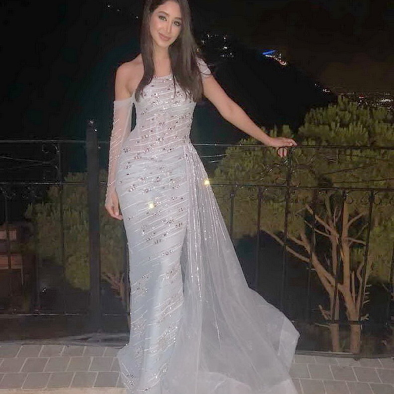 أسيل عمران أنيقة في فستان سهرة باللون الفضي