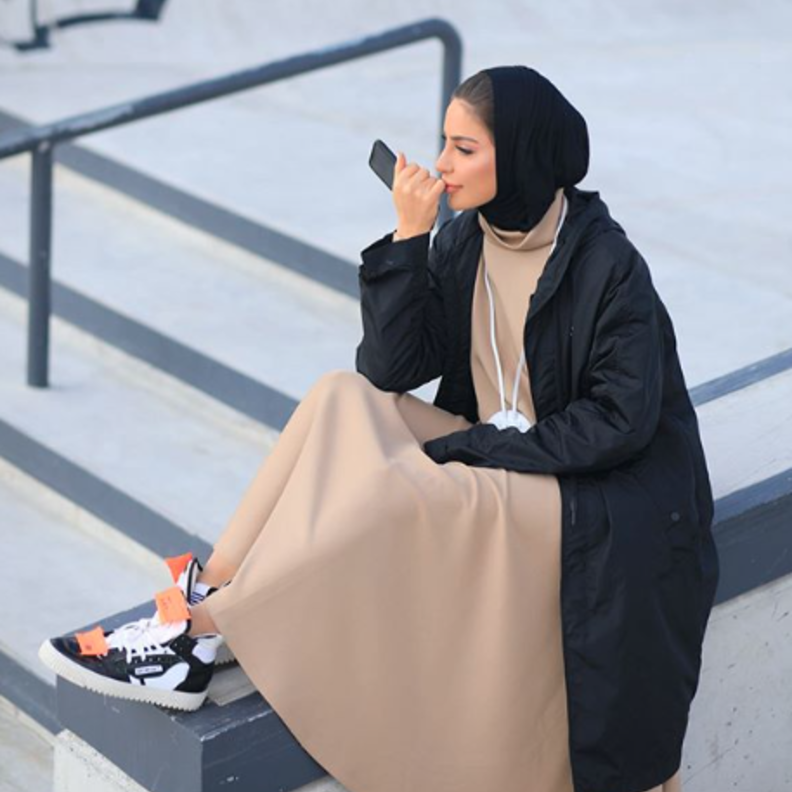 استوحي اطلالاتك بالجينز والبليزر مع الحذاء الرياضي من صفية غودسون