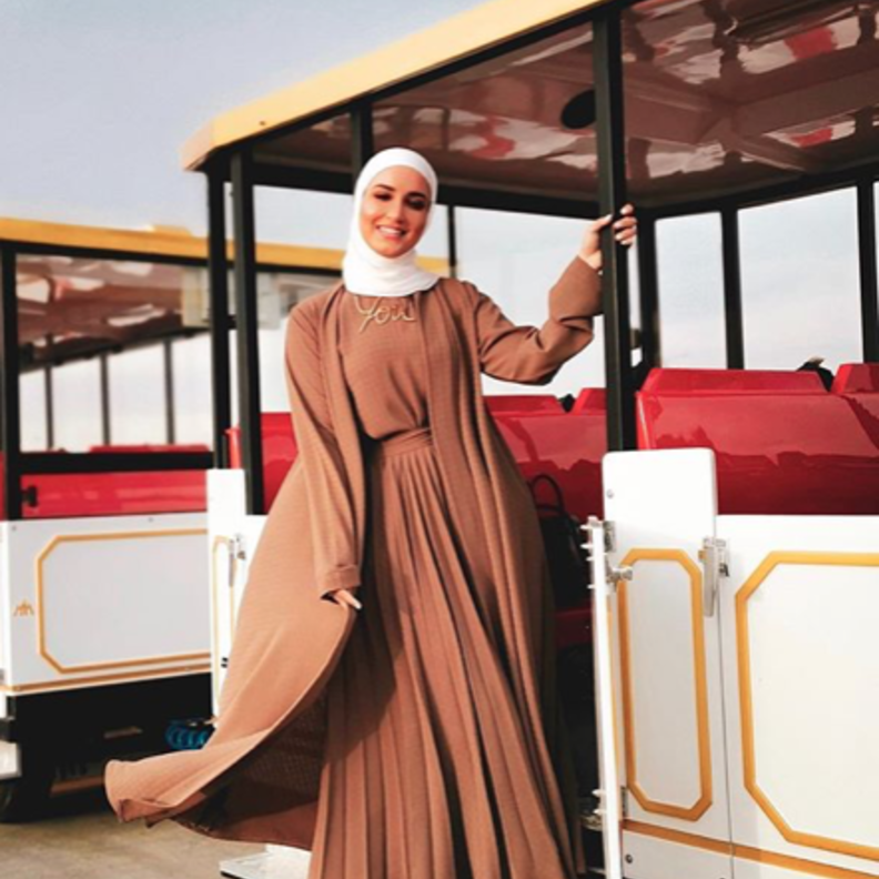 استوحي اطلالاتك الكاملة باللون البني من أناقة دلال الدوب