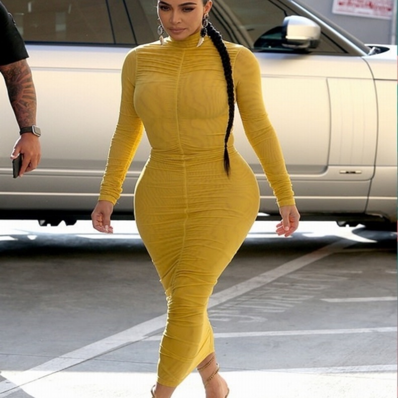 تمايلت كورتني كرداشيان بموضة التصاميم الجلدية السوداء مع البنطلون الضيق