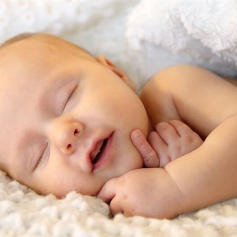 كم ساعة يجب أن ينام الطفل في عمر 3 شهور