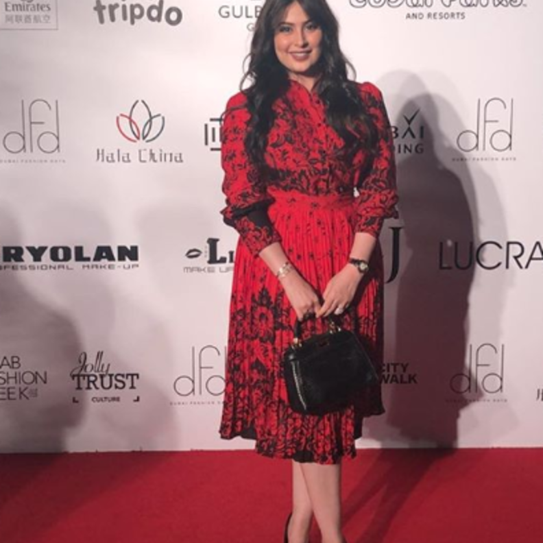 اطلالة راقية لـ رؤى الصبان في فستان باللون الأزرق