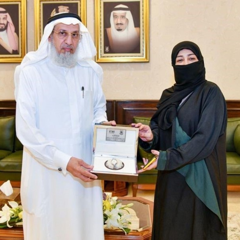 مدير جامعة أم القرى يكرم الدكتورة هناء يماني