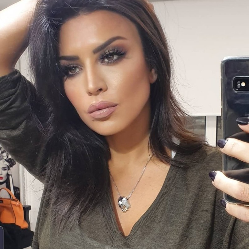 ما رأيكم بالشبه بين نادين نجيم وامل بوشوشة