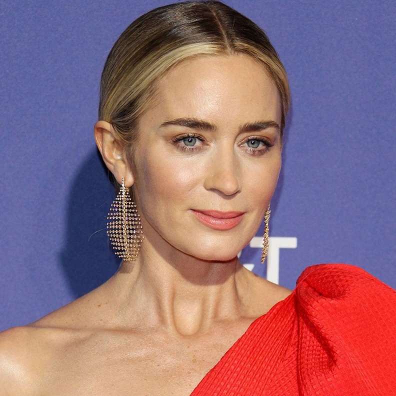 اميلي بلانت ترتدي أقراط أكوامارين من شوبارد Chopard