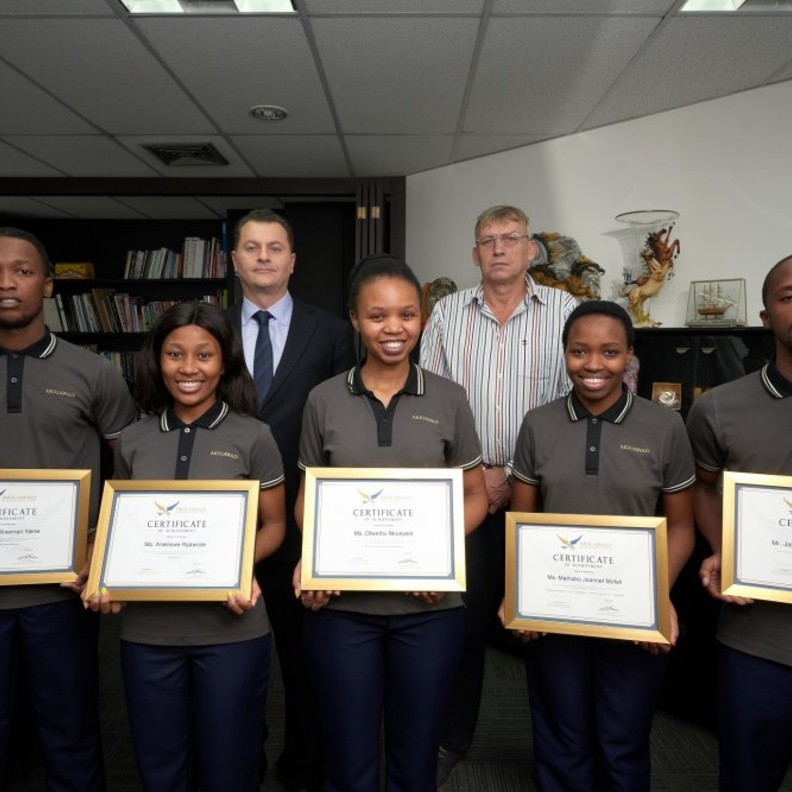 أنهى 5 أشخاص  تدريبهم مؤخراً في منشأة معوّض لتصنيع الألماس في بانغكوك 