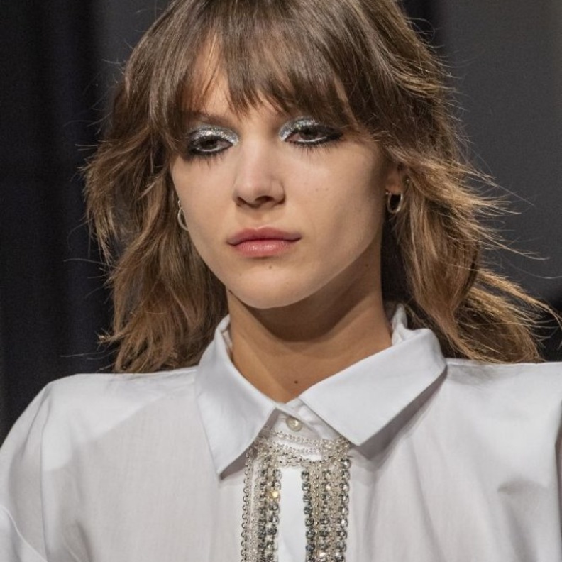 خطوات عمل رسمات مكياج بظلال الغليتر البنفسجية من House of Holland