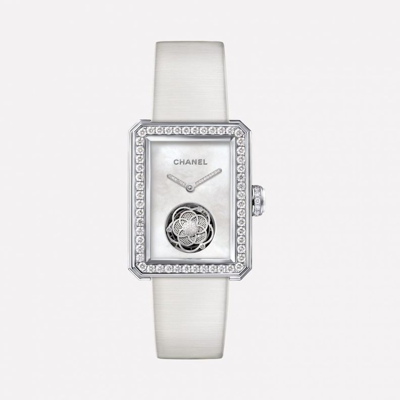 ساعات نسائية راقية باللون الابيض