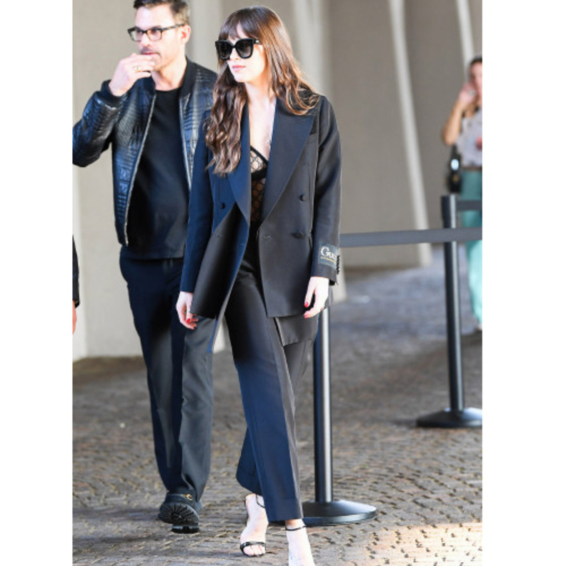 اطلالة Emily Ratajkowski بفستان احمر قصير على شكل بلايزر في عرض Versace