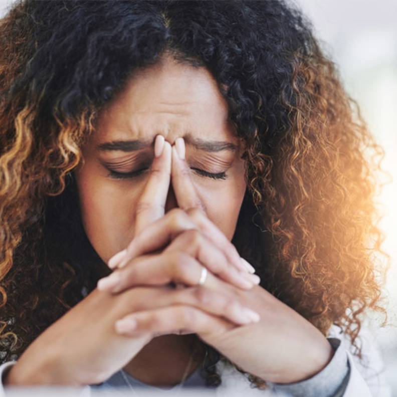 الصداع و الضعف العام من أبرز أعراض التهاب السحايا