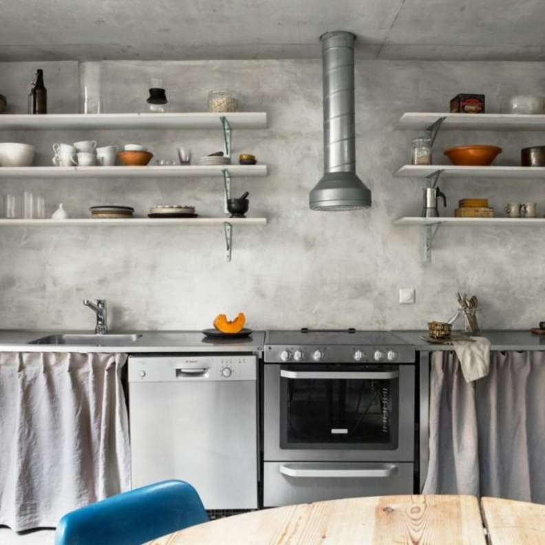 ديكورات حوائط غرفة المعيشة من الاسمنت والخشب