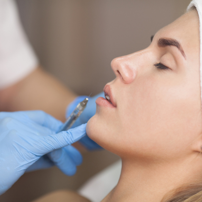 تخلصي من الشفاه الكبيرة من خلال عملية تصغير الشفايف بالخيوط