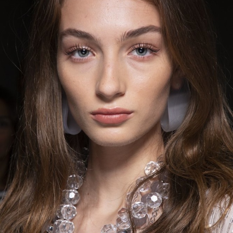 إطلالة جمالية من Prada