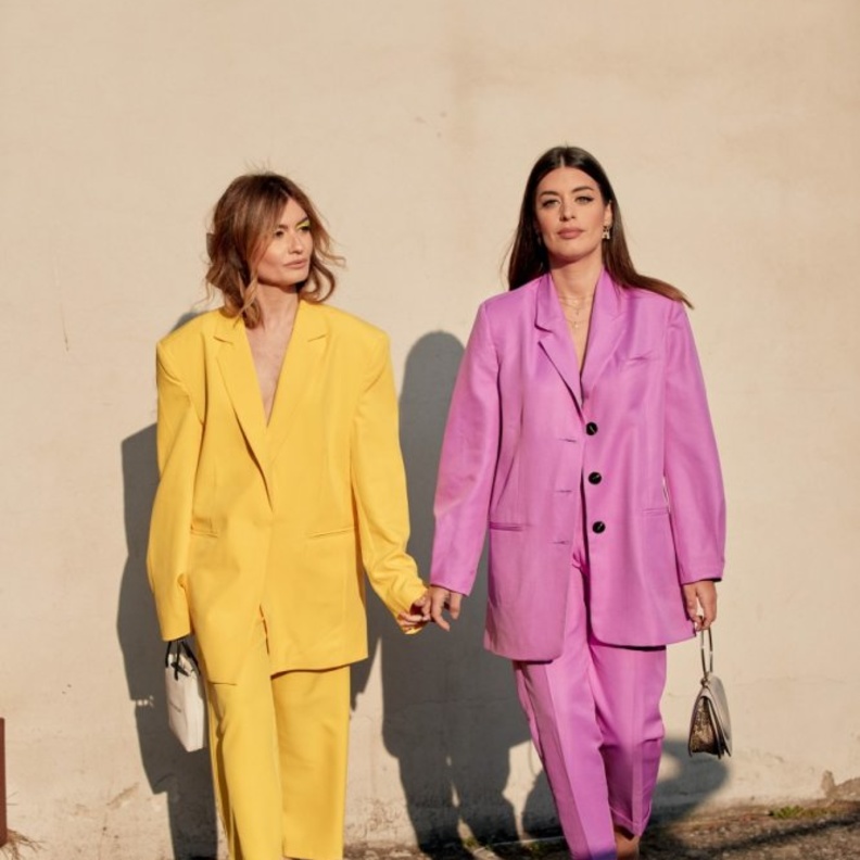 إطلالات ستريت ستايل بالبدلة الملونة