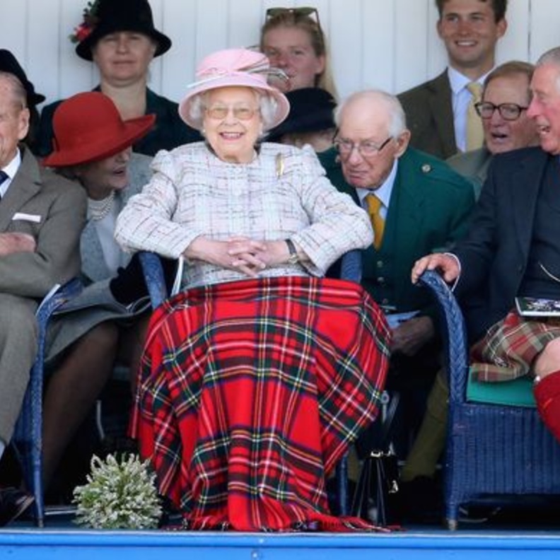 الملكة إليزابيث الثانية وزوجها الأمير فيليب وابنها الأمير تشارلز