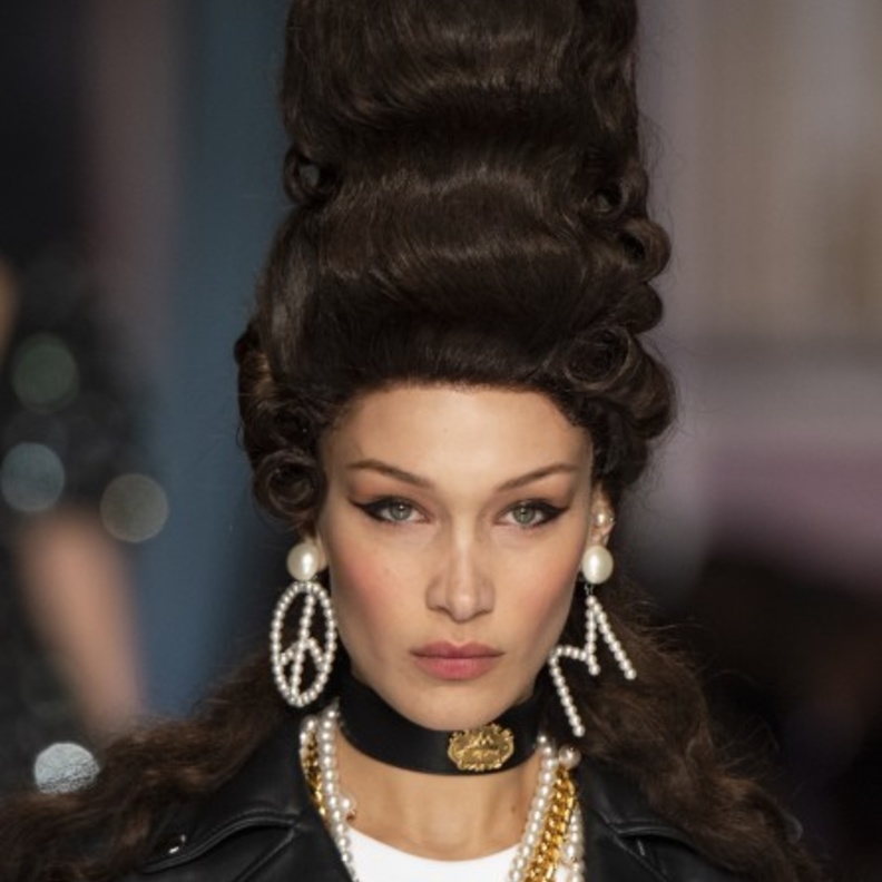 أحجار اللؤلؤ في عرض موسكينو Moschino