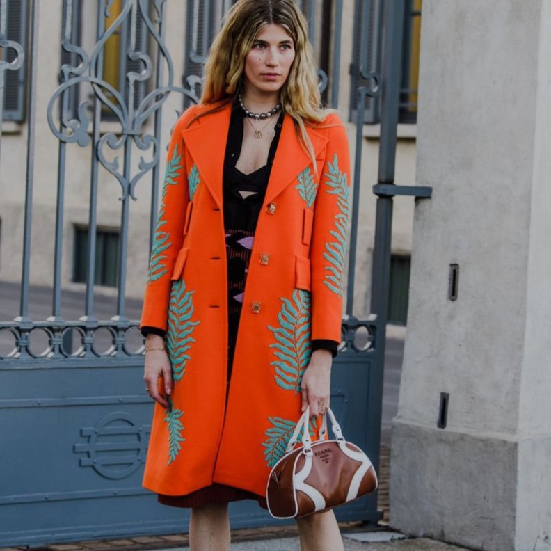 معطف جلدي باللون البني آخر موضة في شارع ميلانو