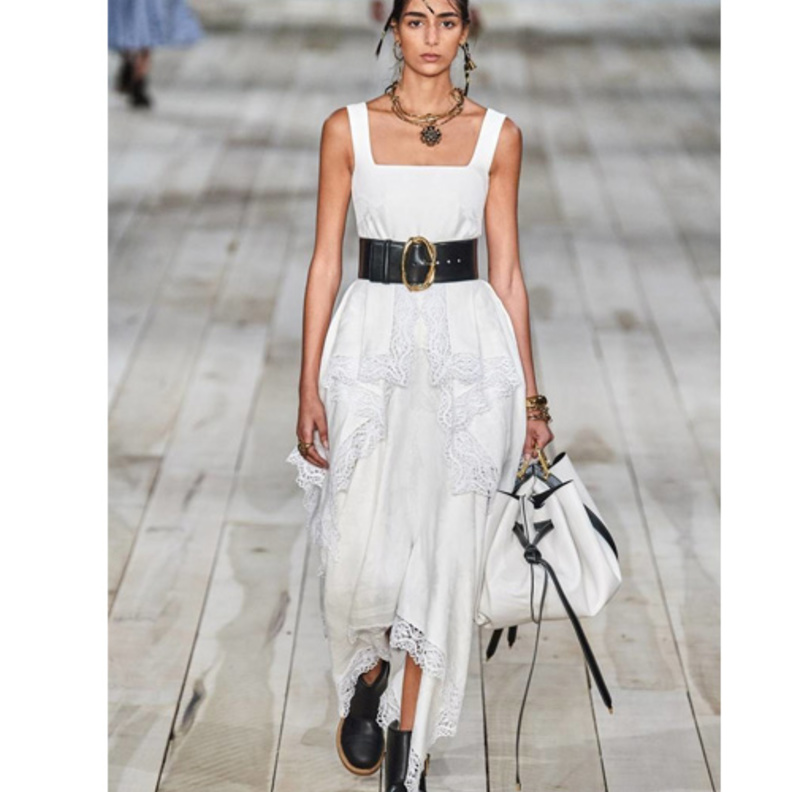 اطلالة أنثوية ناعمة من تصميم Altuzarra