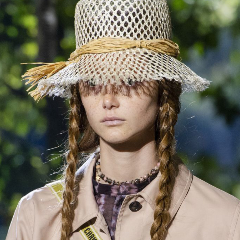 اجمل اكسسوارات شعر مع قبعات القش لربيع 2020 من Celine