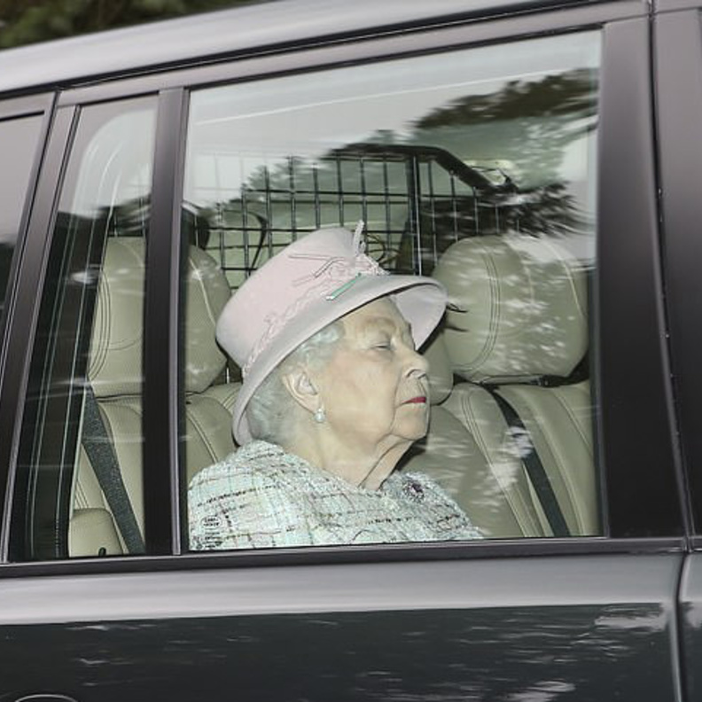 أناقة ملكة بريطانيا باللون الوردي الباستيل