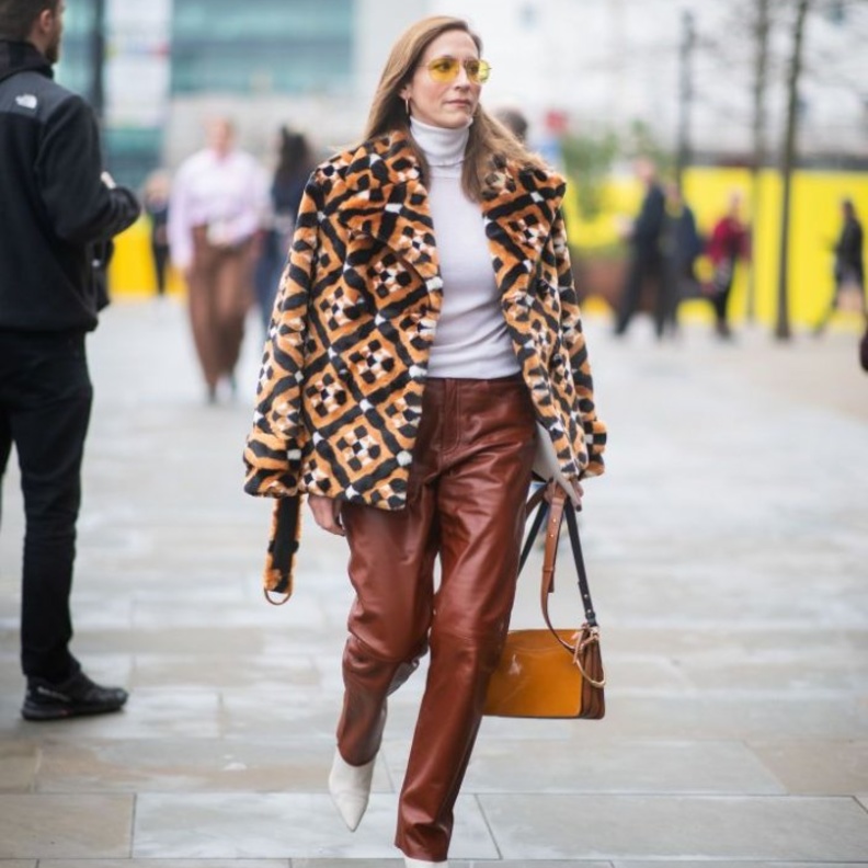 إطلالة أنيقة للنساء في الأربعين في البنطلون الجلد