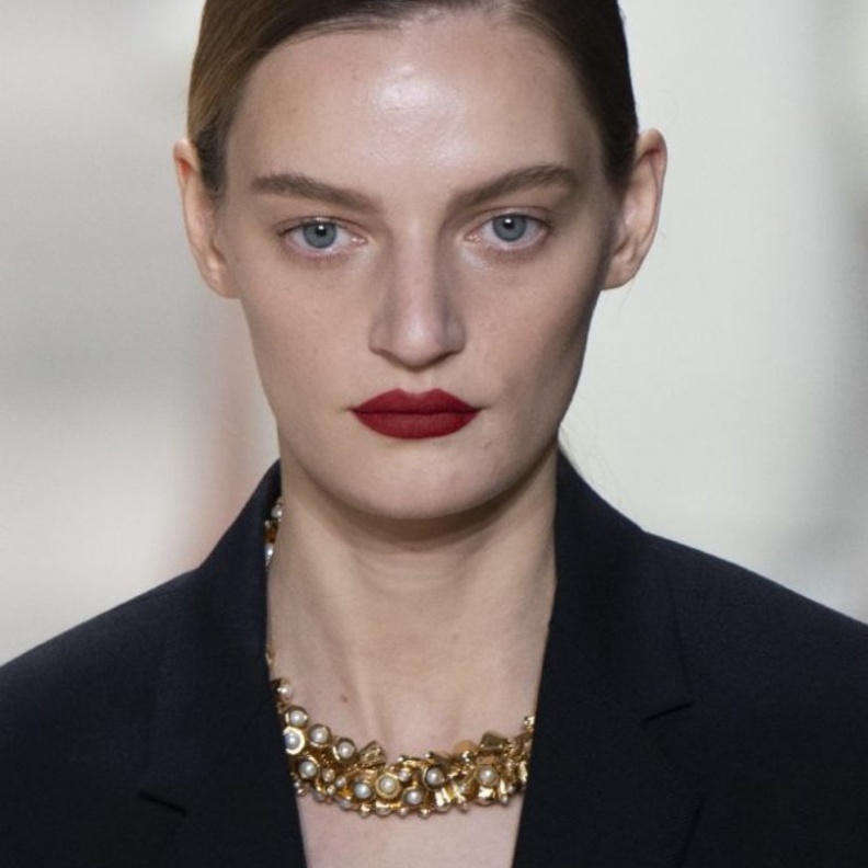 احمر شفاه بنفسجي اومبريه من دار Fendi