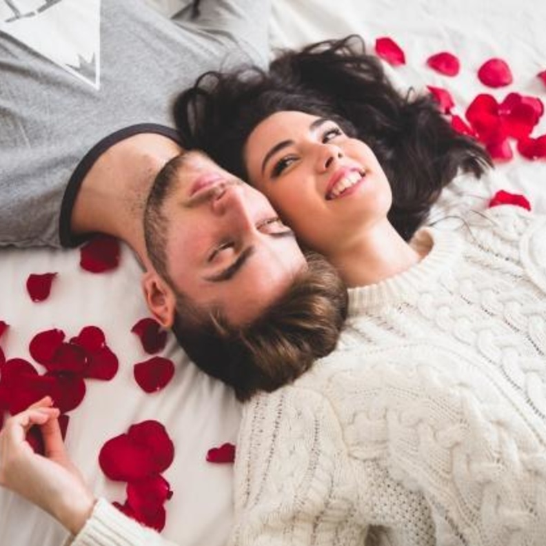 مساعدة المرأة لزوجها على اظهار الجانب الرومانسي والرومانسية له