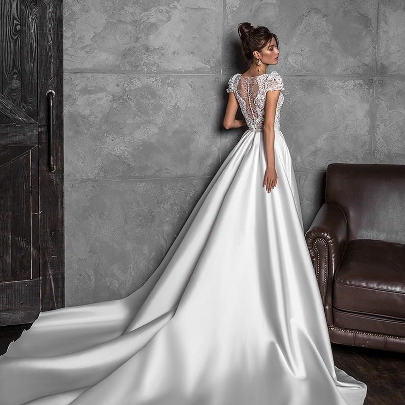 فستان من amsale