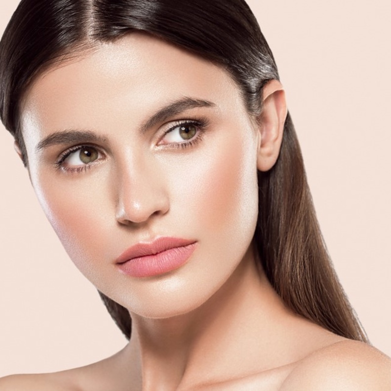 امزجي الثوم مع زيت جوز الهند لحواجب أكثر سماكة