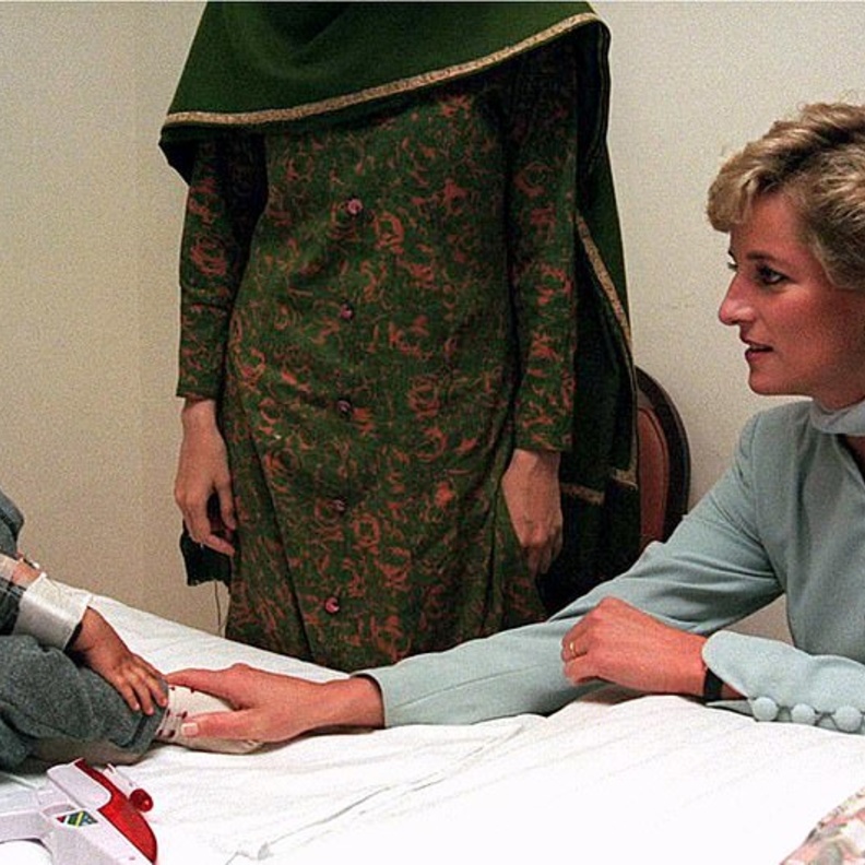 لقطات إنسانية أسعدت فيها عائلة الأميرة ديانا الآخرين