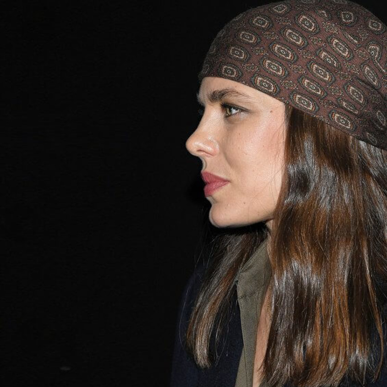 تشارلوت كاسيراغي في عرض أزياء مجموعة سان لوران