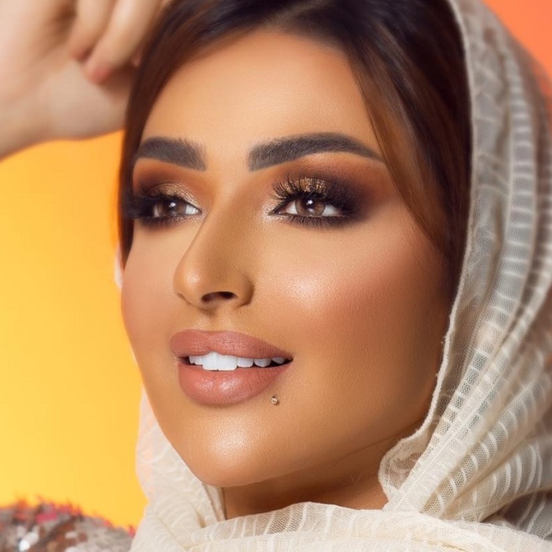 مكياج ذهبي من  امل الانصاري