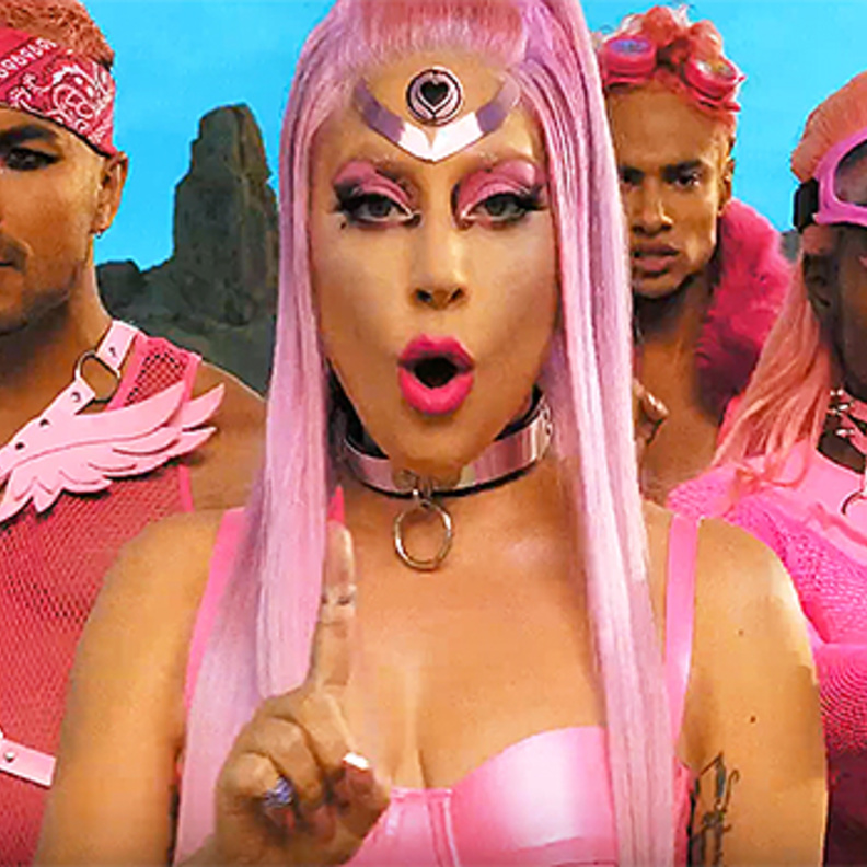 ليدي جاجا في كليب stupid love