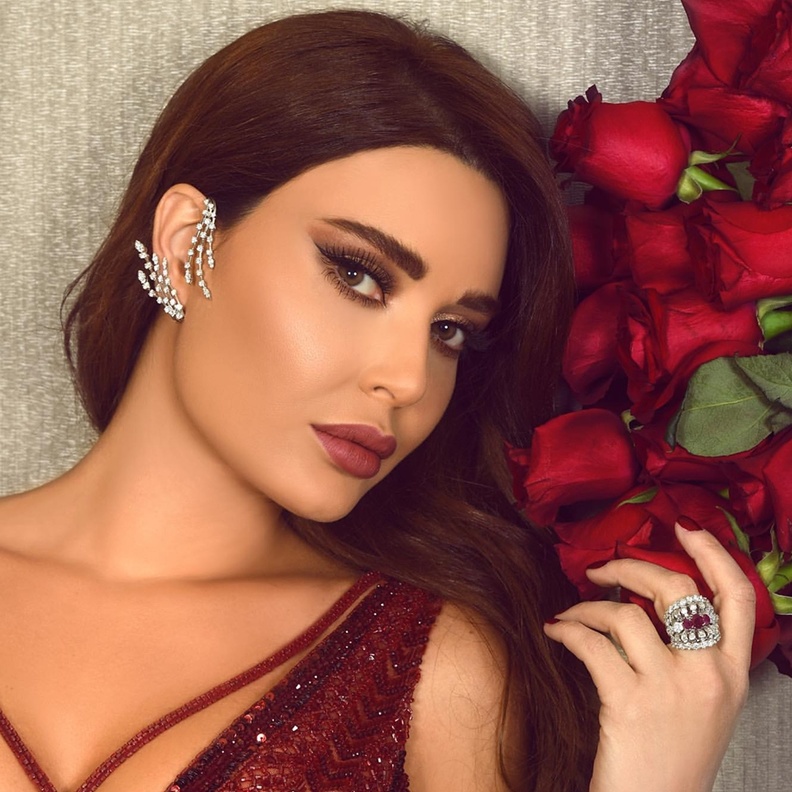 تألقت سيرين عبد النور باجمل رسمات مكياج شتاء 2020 مع خطوط الايلاينر الهندسية