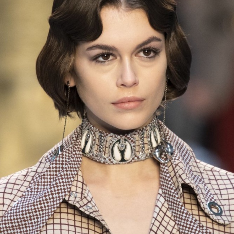 تسريحات شعر كاري عصرية لشتاء 2021 من دار Chloe